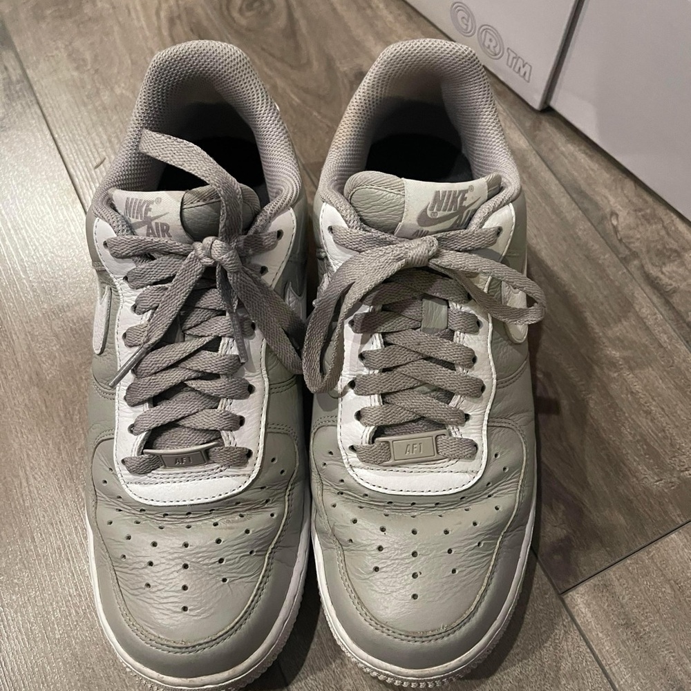 Nike sneakers.It can be used by both women and men